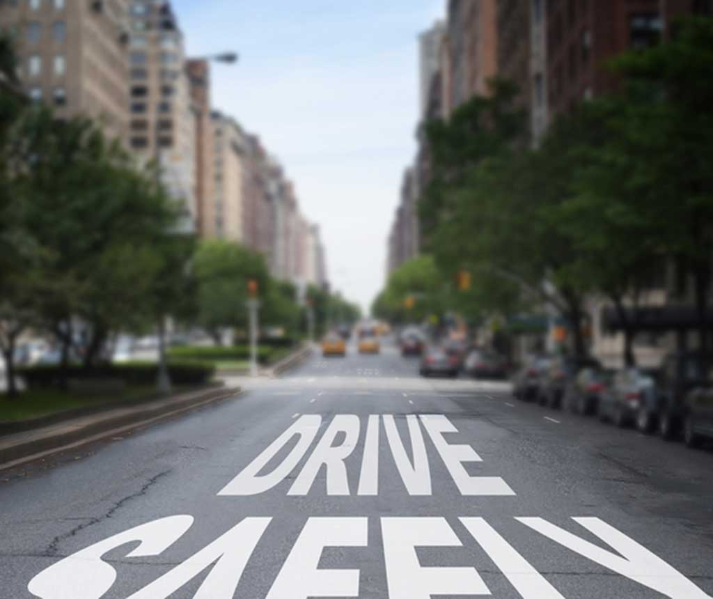 「DRIVE SAFEIY」と書かれた道路