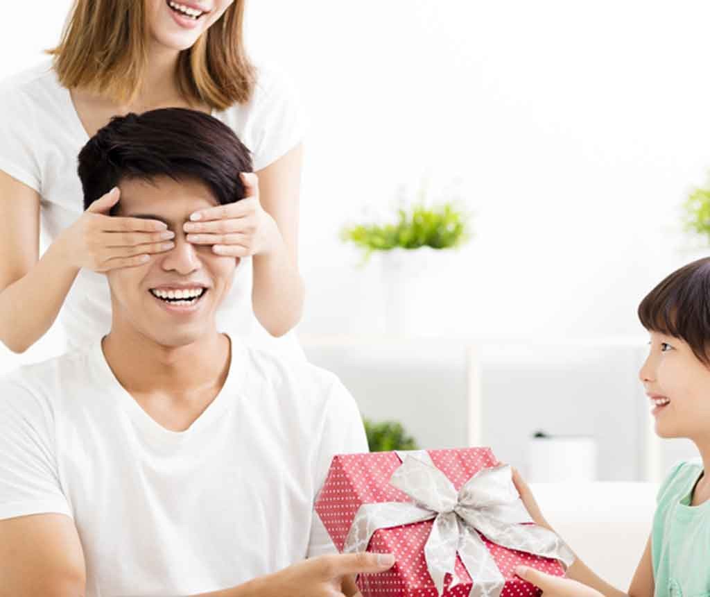 プレゼントを父親に渡す母娘