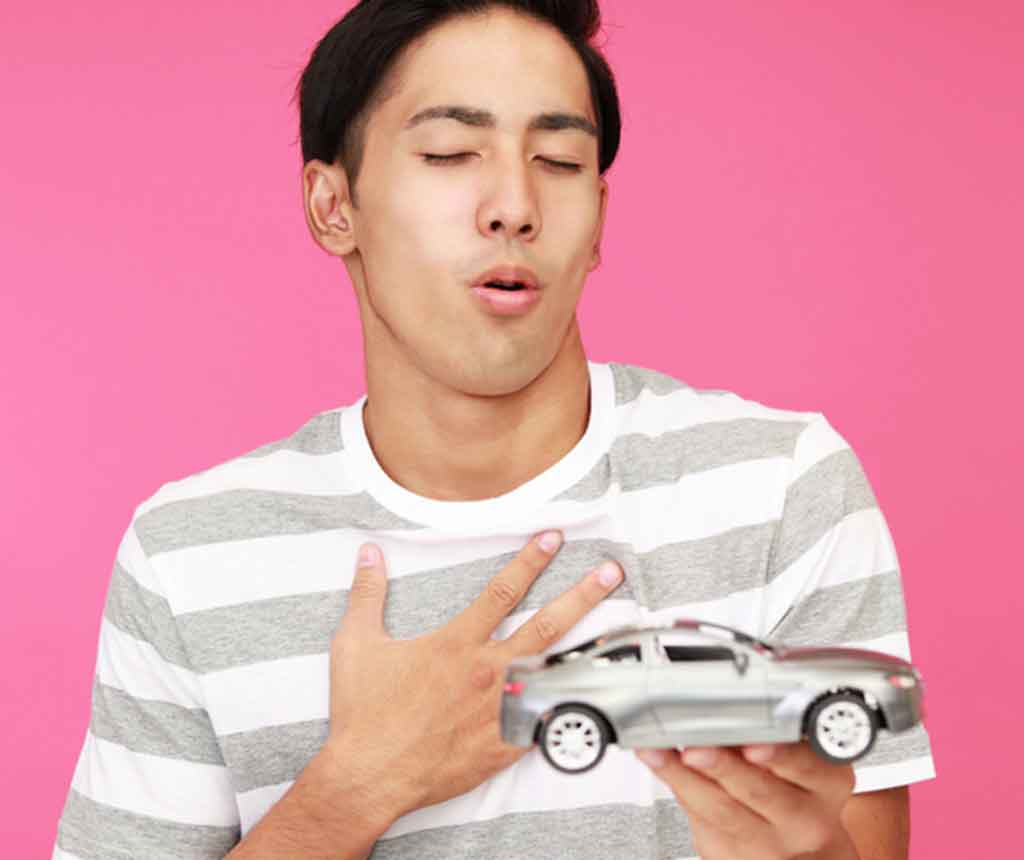 プレゼントを受け取って喜ぶ父親