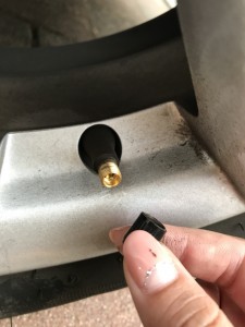 女性でも簡単！ガソリンスタンドで空気圧チェック。