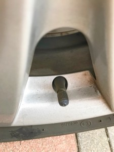 女性でも簡単！ガソリンスタンドで空気圧チェック。