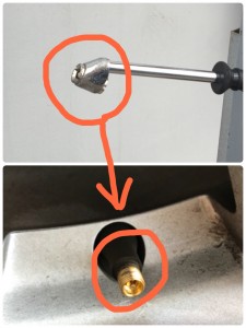 女性でも簡単！ガソリンスタンドで空気圧チェック。