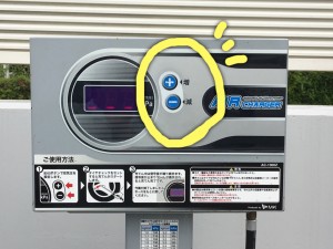 女性でも簡単！ガソリンスタンドで空気圧チェック。