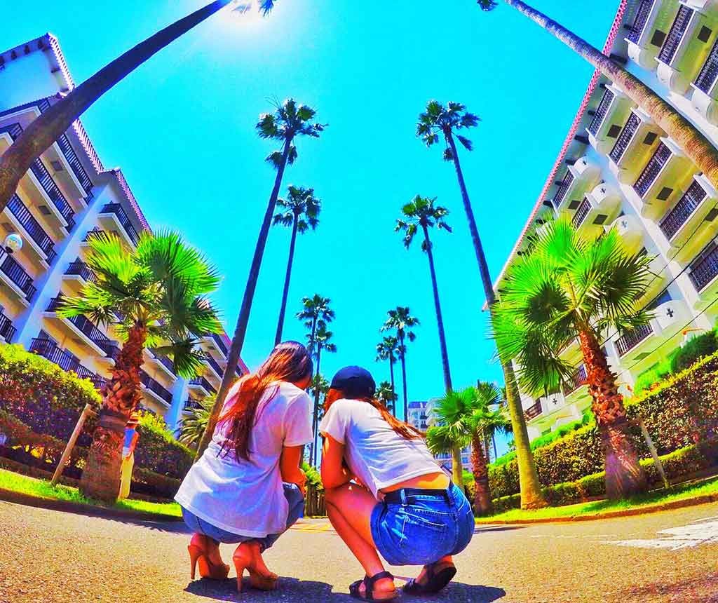 ドライブ旅行中の女性2人