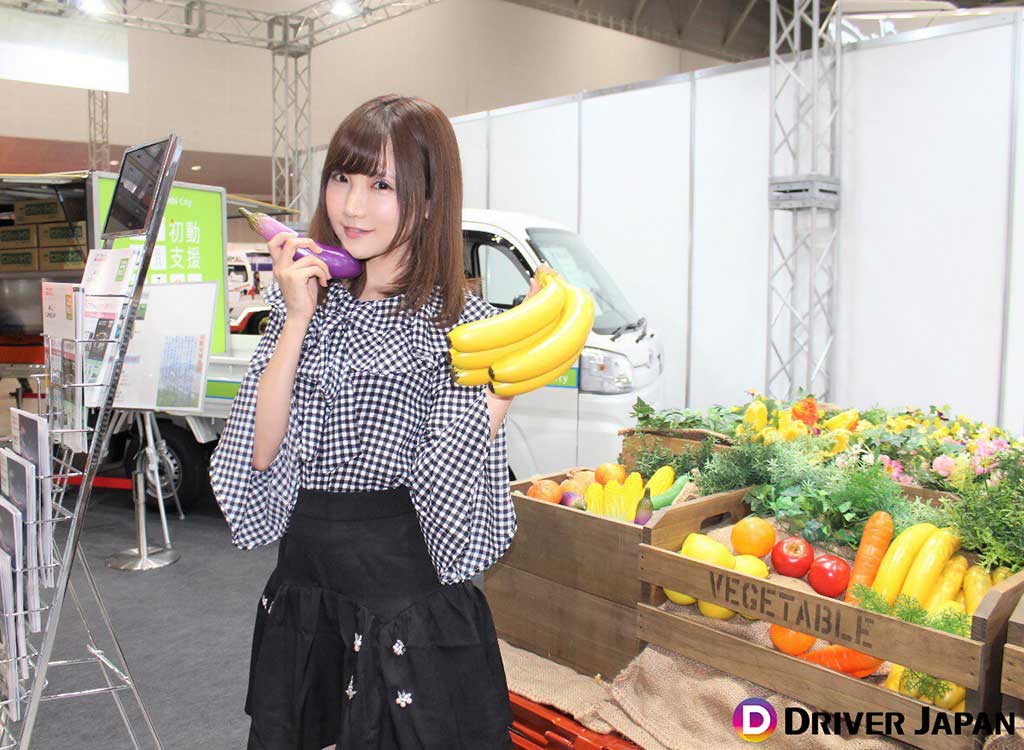 荷台に積まれたバナナを持つ高松凛@ジャパントラックショー2018