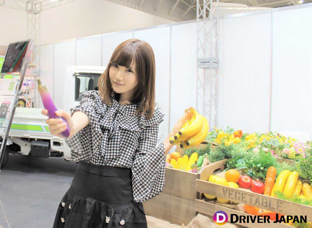 荷台に積まれたナスとバナナを持つ高松凛@ジャパントラックショー2018