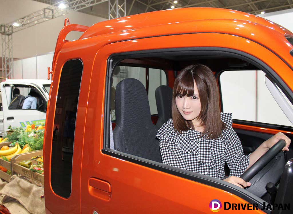 スズキ「スーパーキャリイ」に乗る高松凛@ジャパントラックショー2018