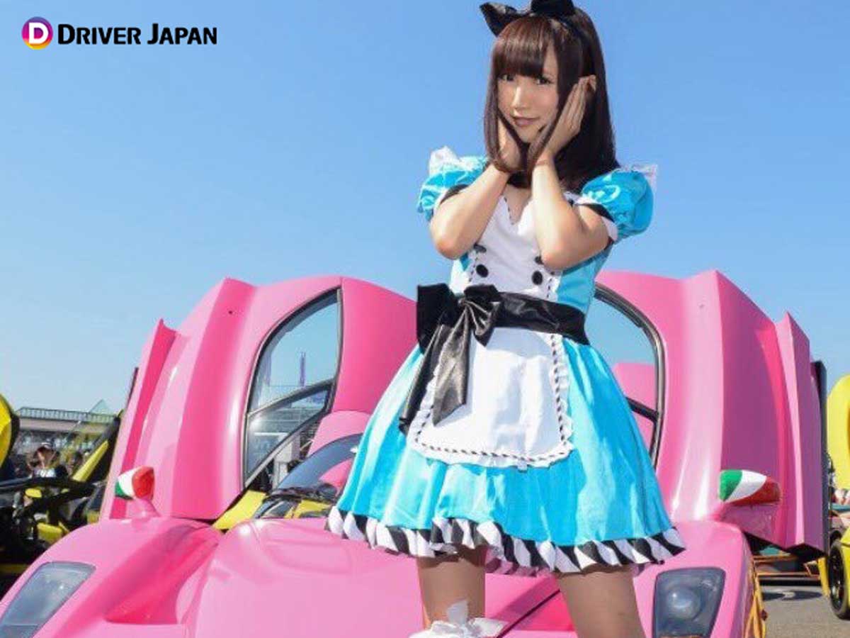 イベントにキャンギャルとして参加中の高松凛さん