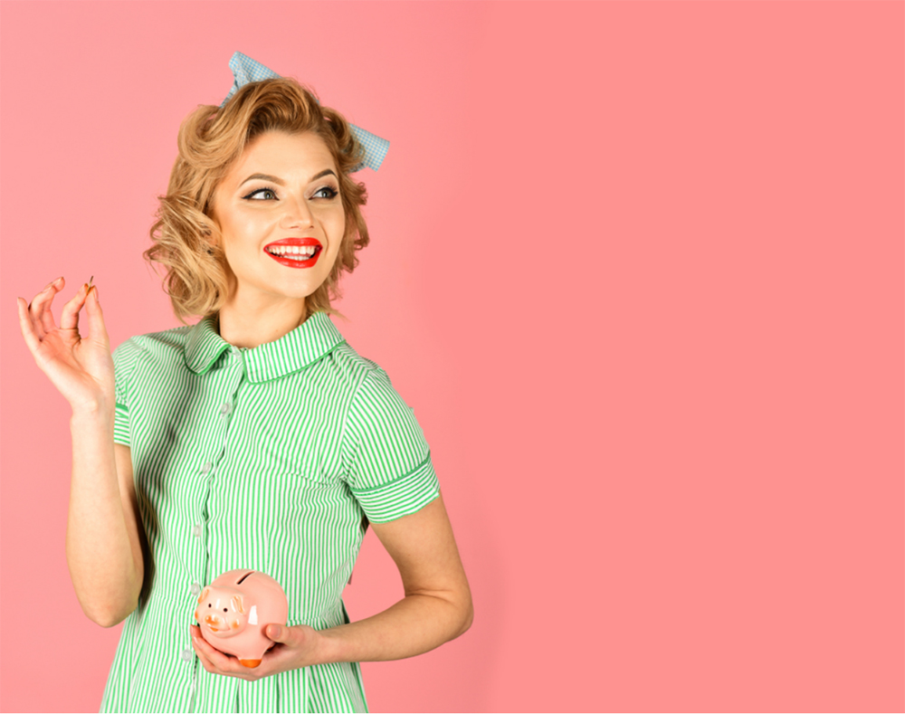 豚の貯金箱を持った女性