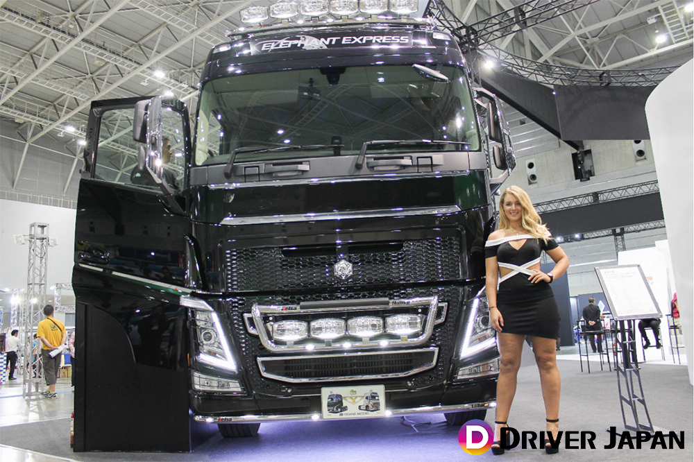 株式会社ヨシノ自動車　ブース　コンパニオンD