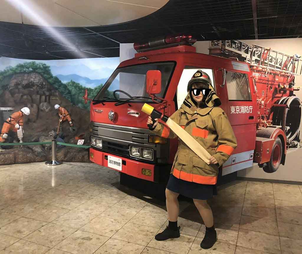 消防隊に扮して記念撮影するあっこちゃん