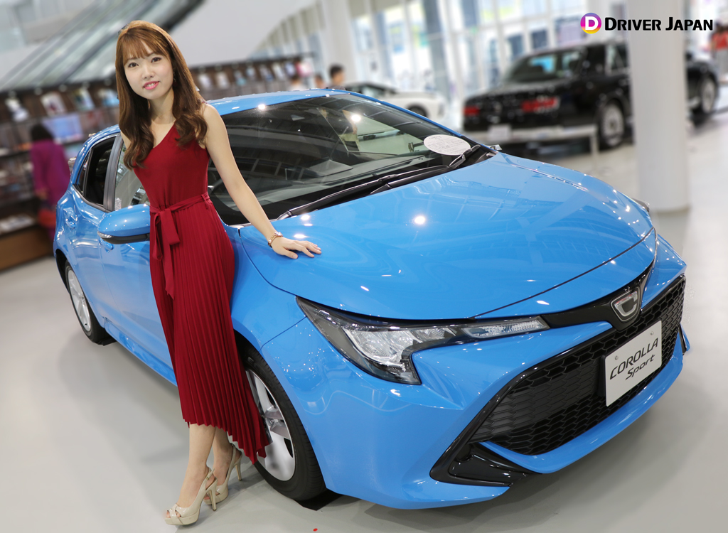 MEGAWEBに展示されているカローラスポーツとYUIKAちゃん