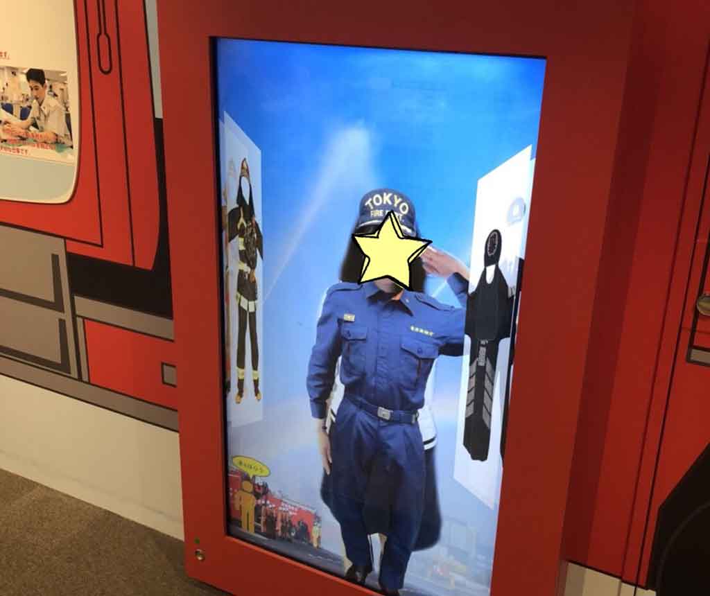 消防隊に扮して記念撮影するあっこちゃん②