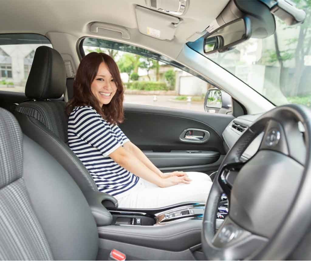 助手席に座る女性