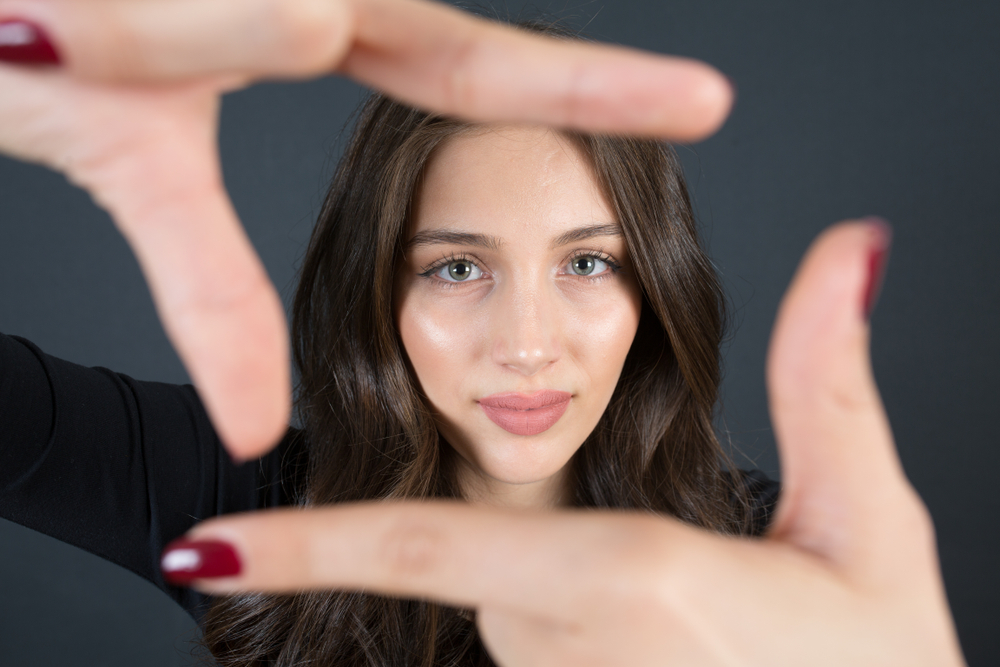 指での奥から覗く女性