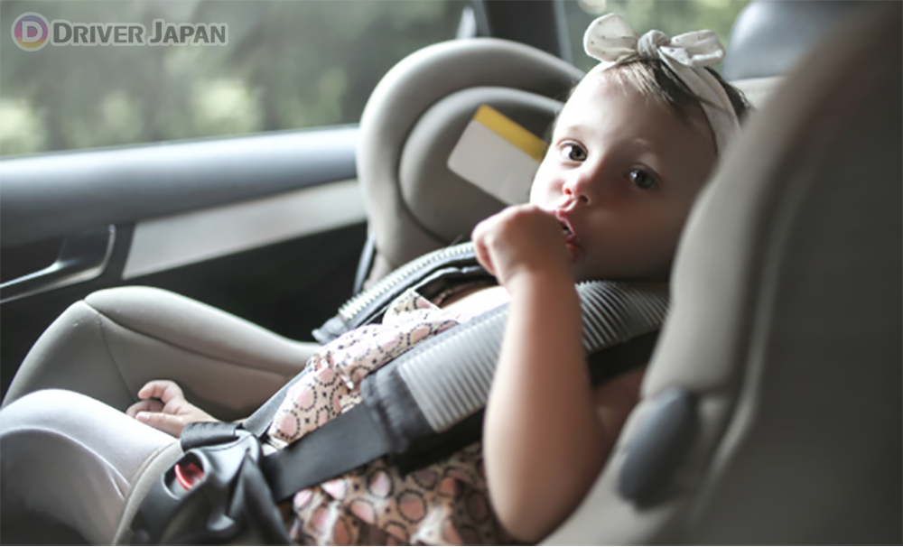 チャイルドシートに座る子ども