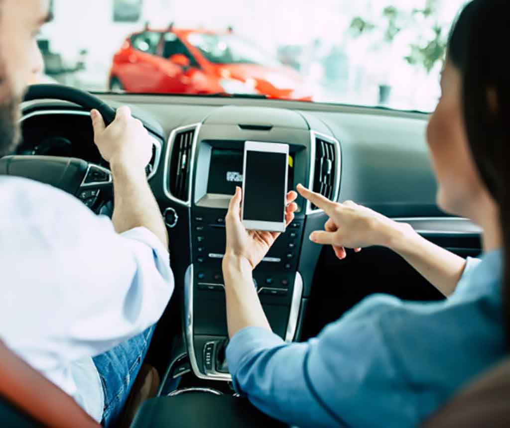 ドライブ中にスマホを覗き込む男女