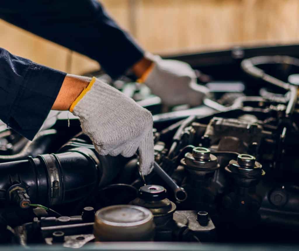 車のエンジンを弄る男性