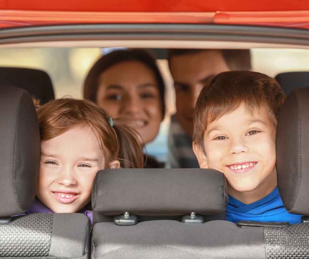 後部座席から覗く家族
