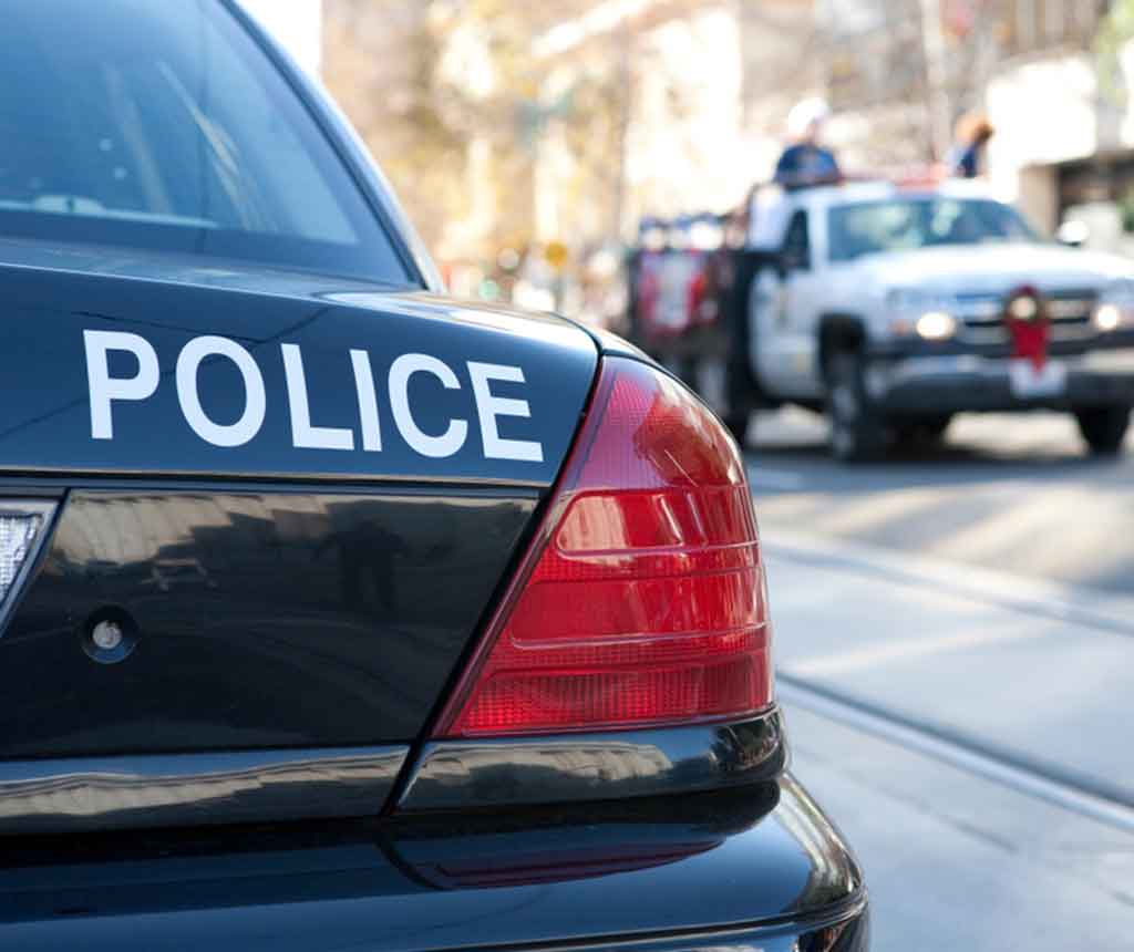 「POLICE」と書かれたパトカー