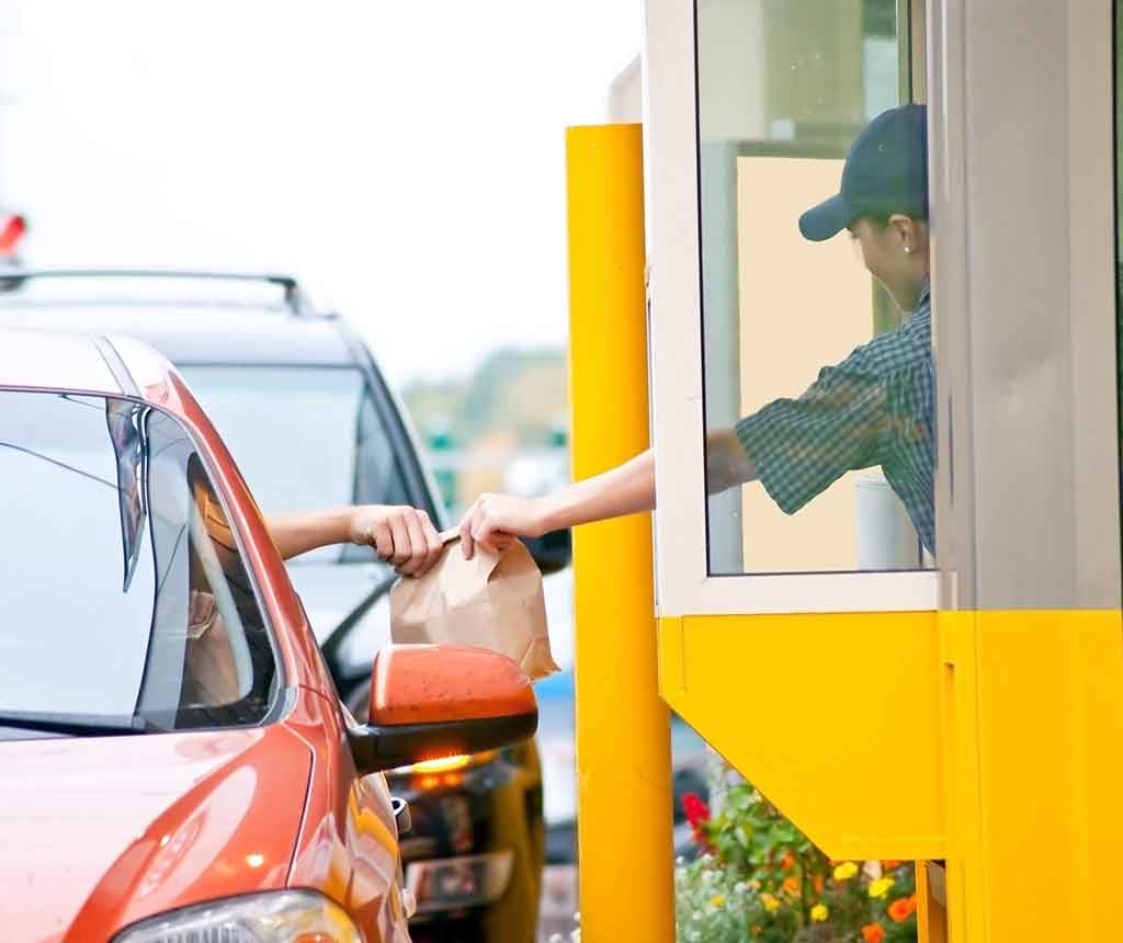 ファストフード店でのドライブスルー