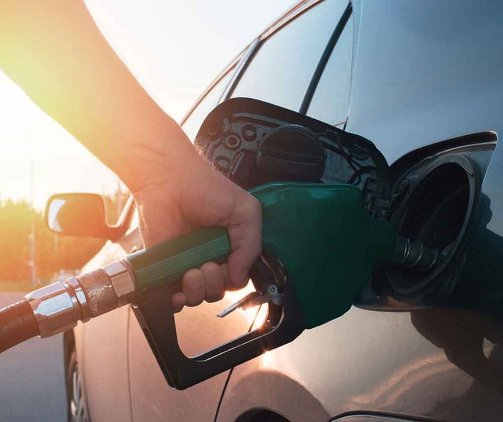 給油中のガソリン