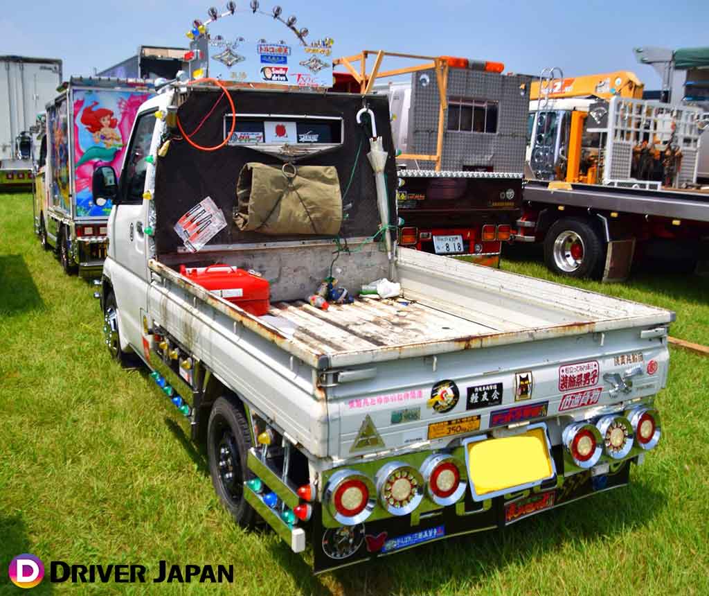 アートトラックショーでの手作りのデコトラ