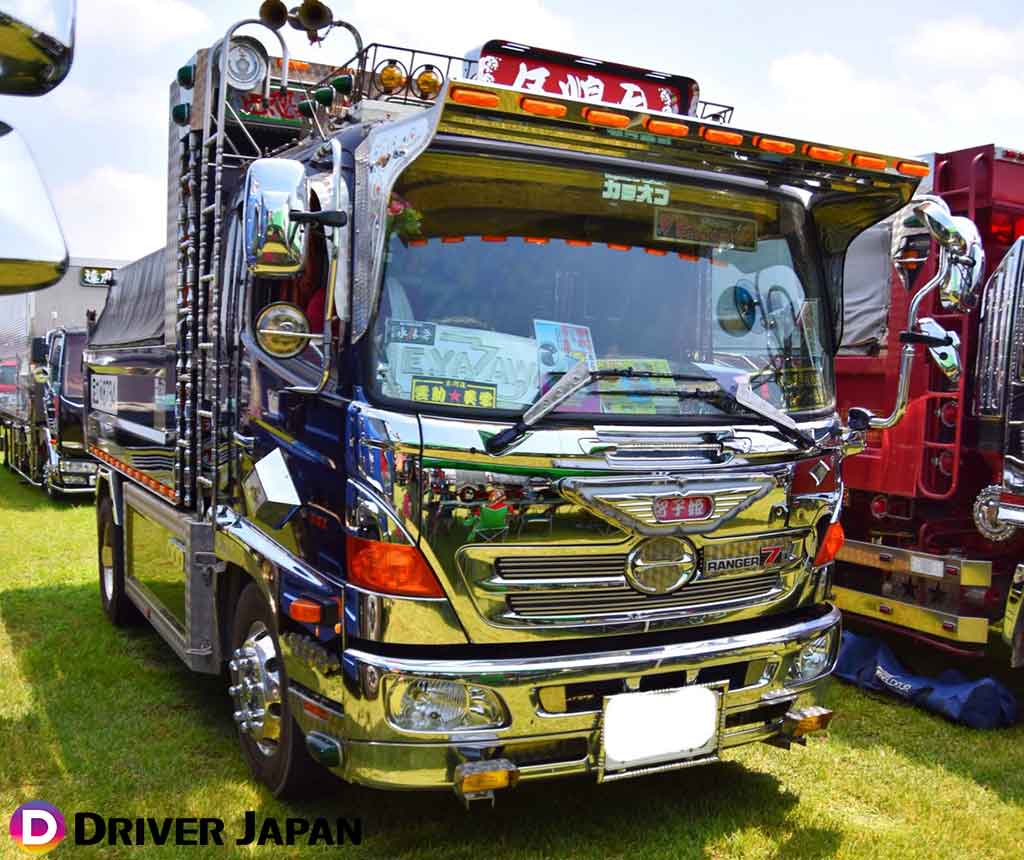 アートトラックショーでの伍煌会の智子姫(DRIVER JAPAN撮影)