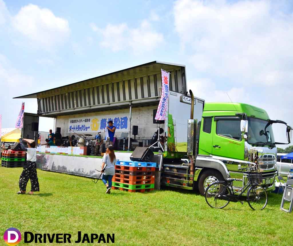 アートトラックショーでのチャリティーステージ