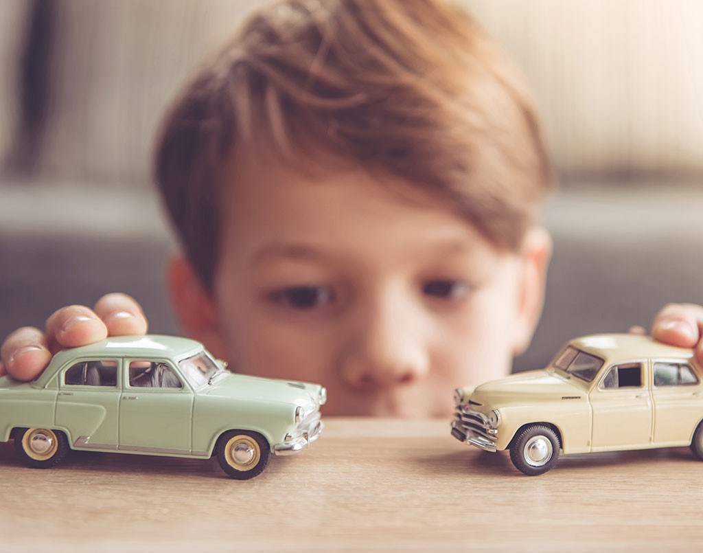 車のおもちゃで遊ぶ子供