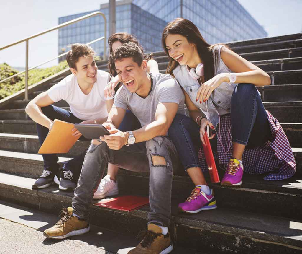 タブレットで情報収集する学生