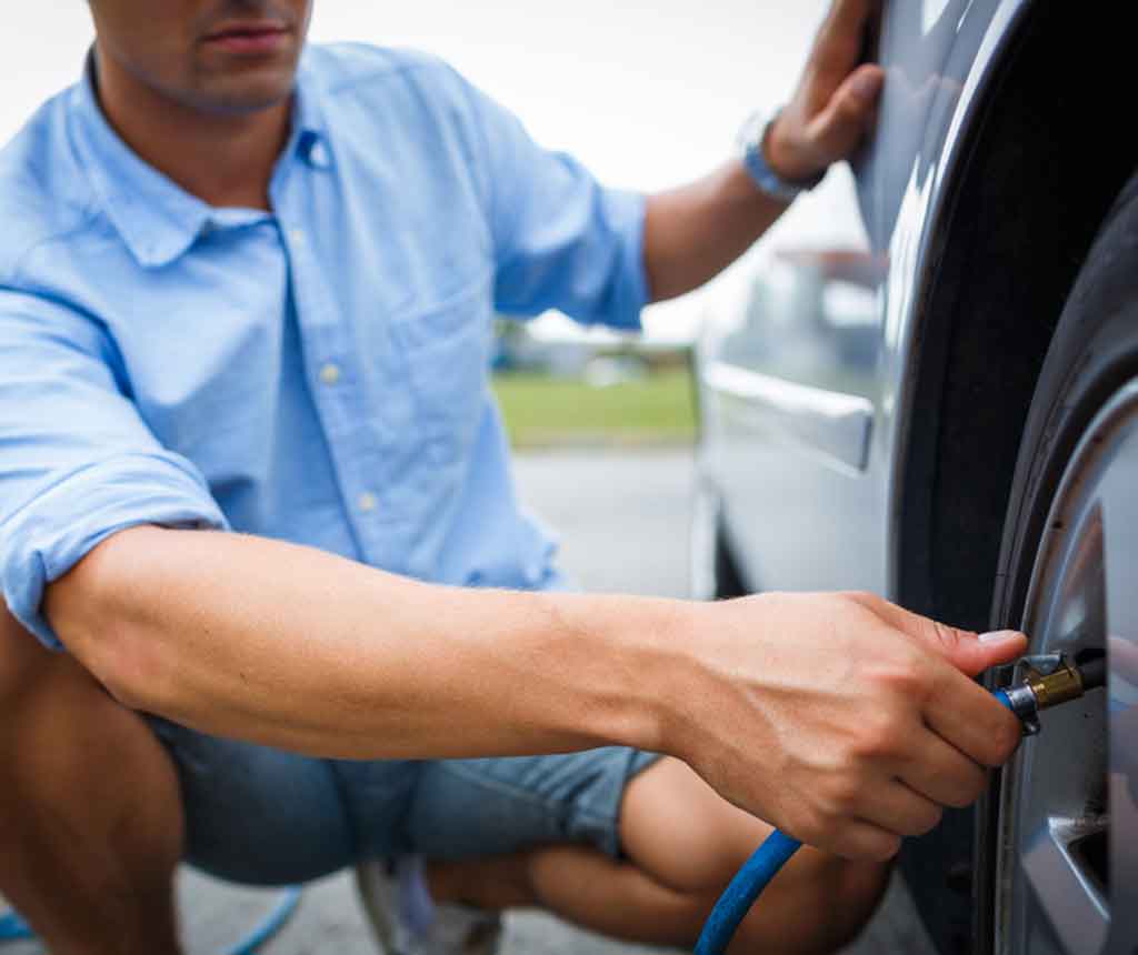 タイヤをチェックしている男性