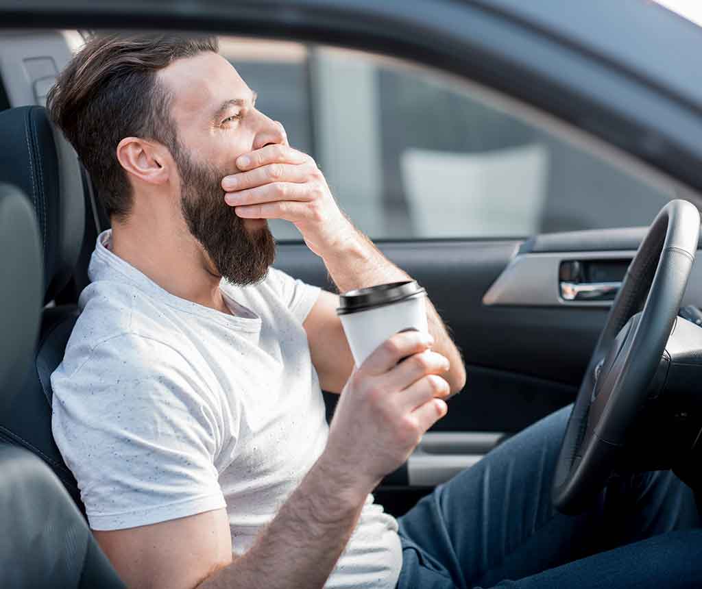 運転中に眠気に襲われる男性
