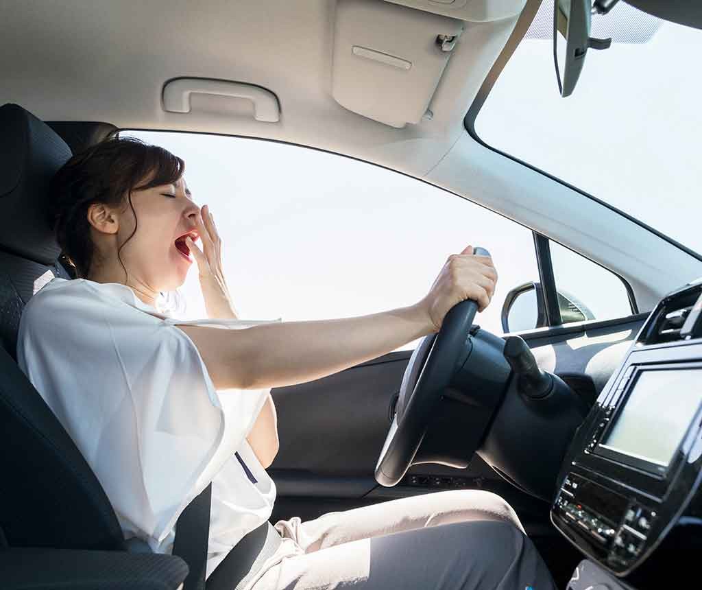 運転中に眠気に襲われる女性