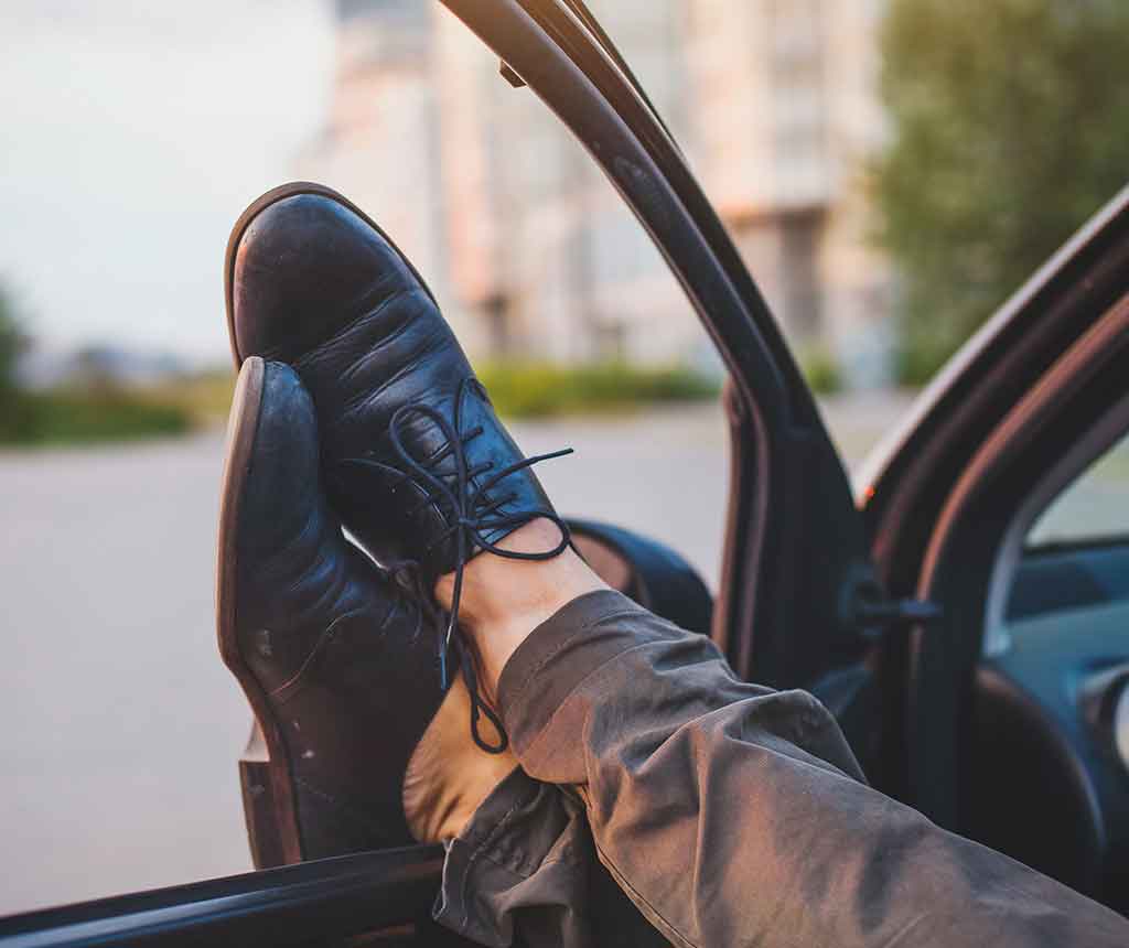 車内で寝る男性の足