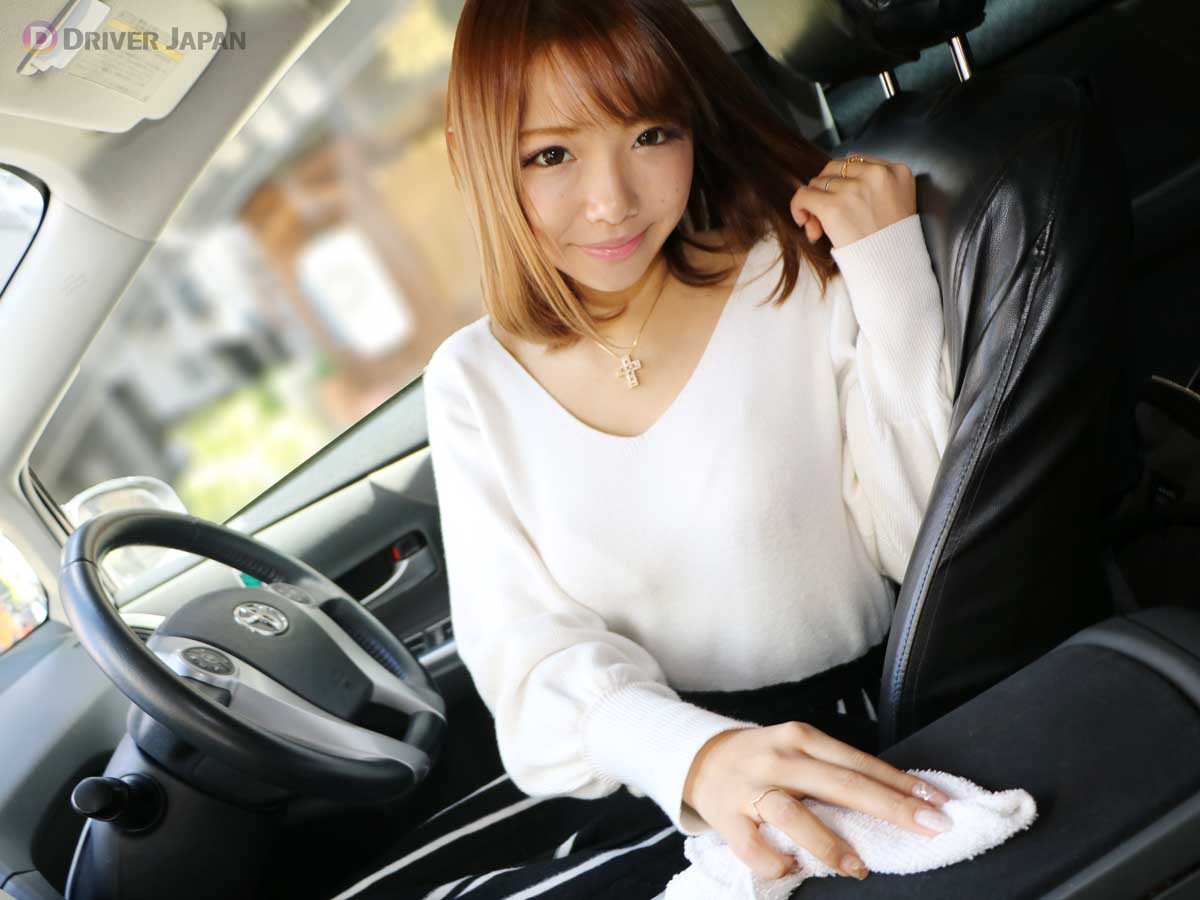 センターコンソールを掃除するYAYOIちゃん