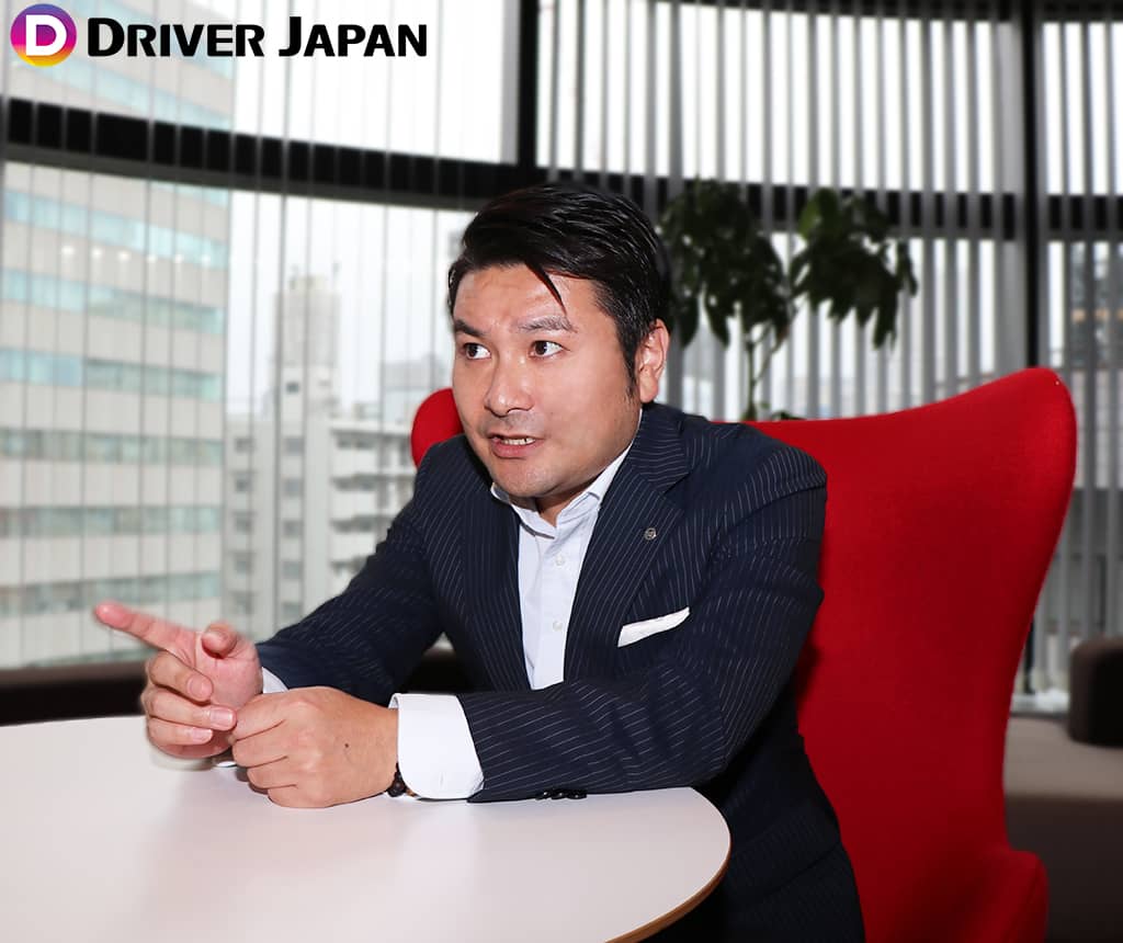 植村謙一郎さん①@WinJobオフィス内 (撮影: DRIVER JAPAN)