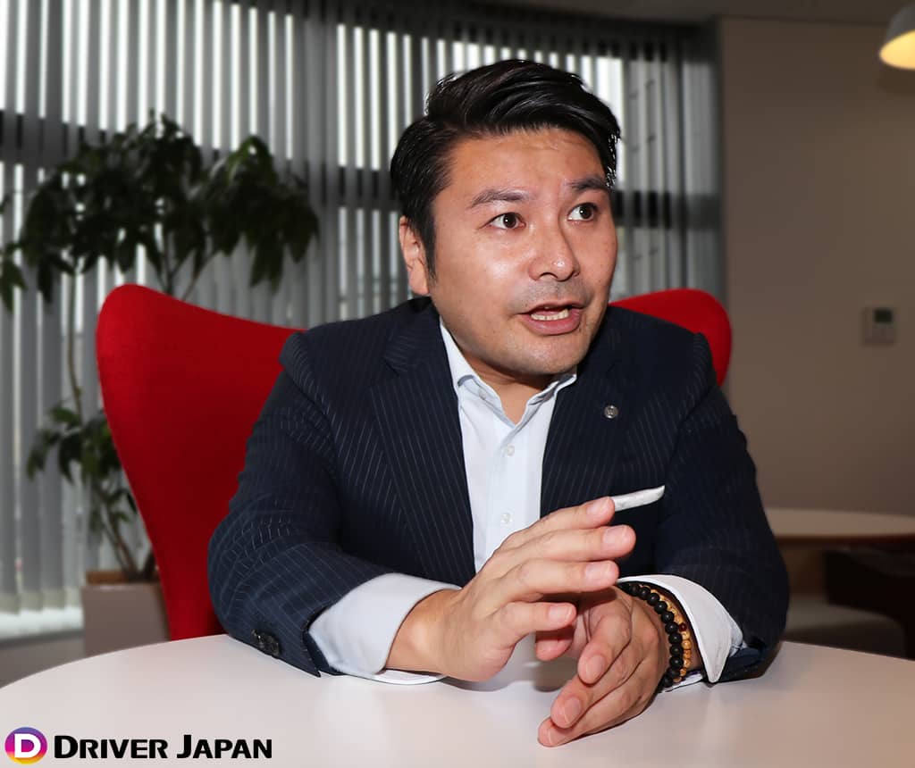 植村謙一郎さん②@WinJobオフィス内 (撮影: DRIVER JAPAN)