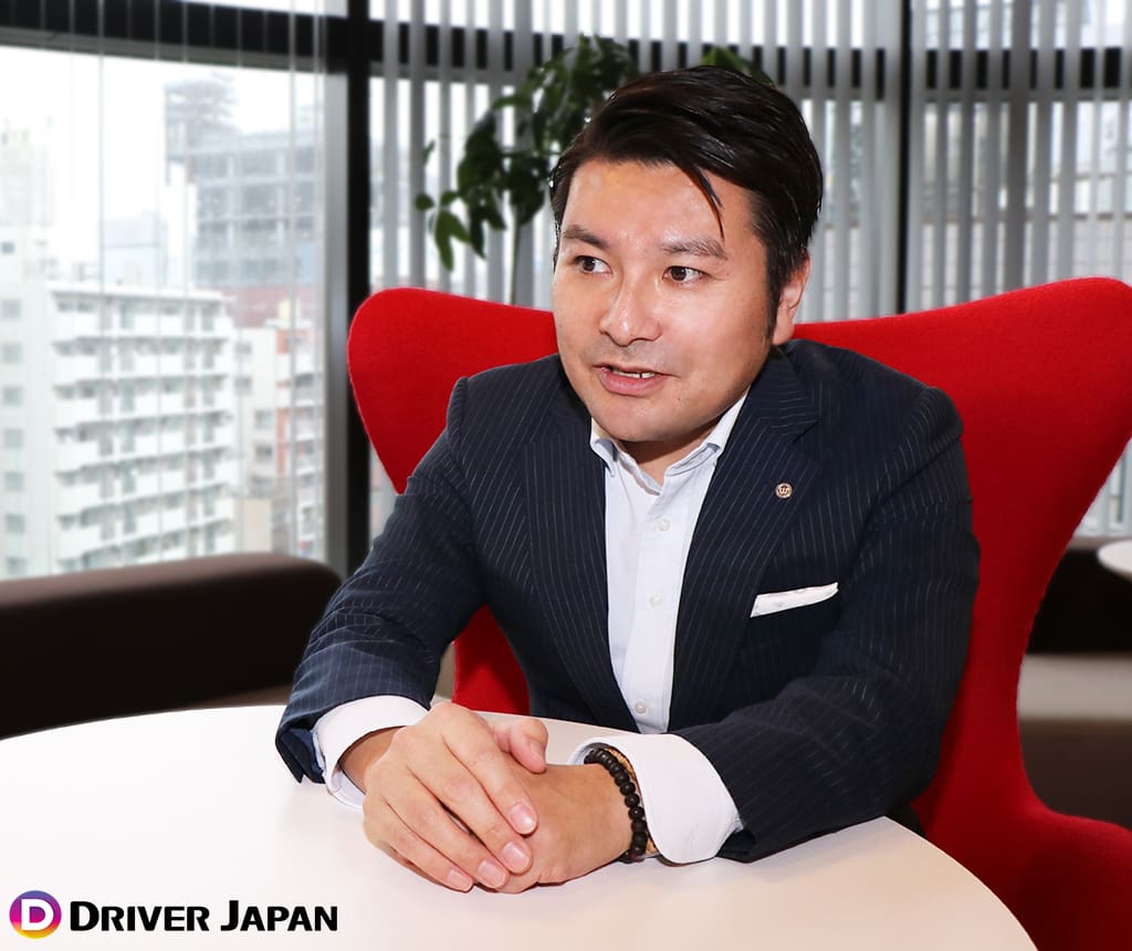 植村謙一郎さん③@WinJobオフィス内 (撮影: DRIVER JAPAN)