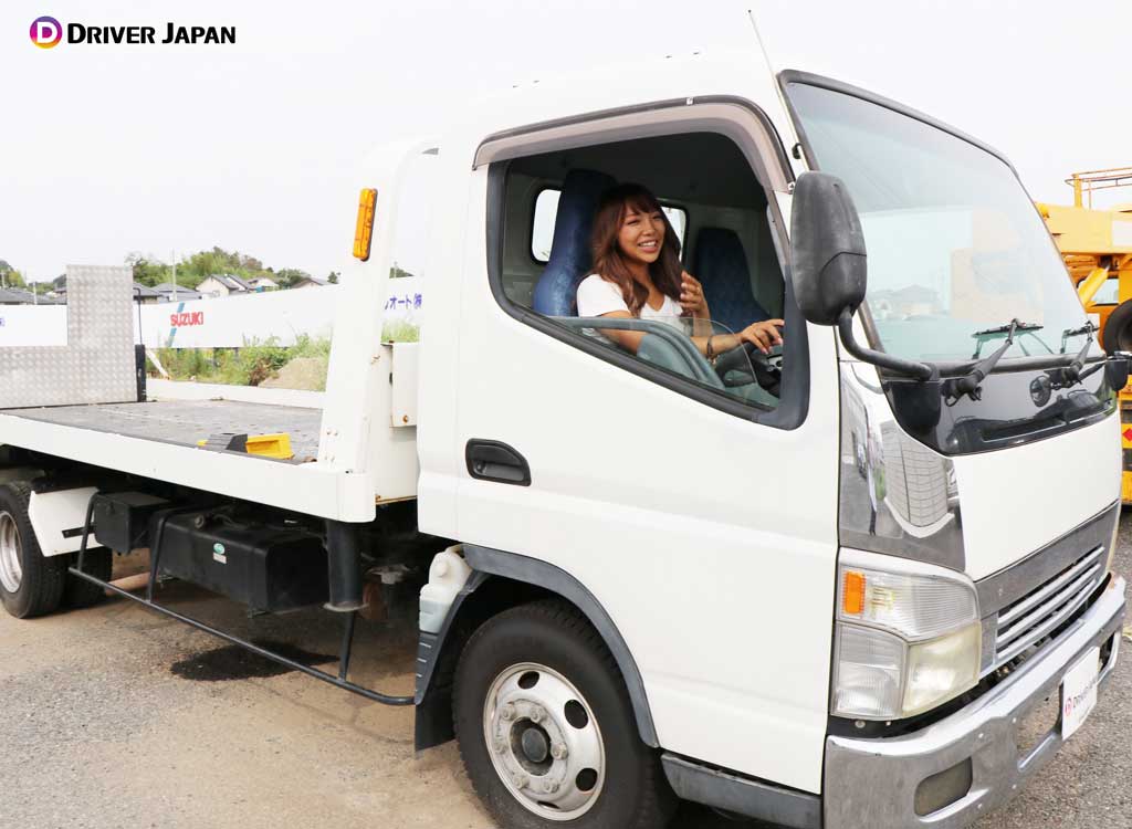 トラックに乗るドライバージャパンガールズのYAYOIちゃん