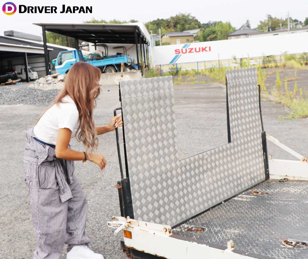 車を陸送用トラックに乗せるために準備するYAYOIちゃん