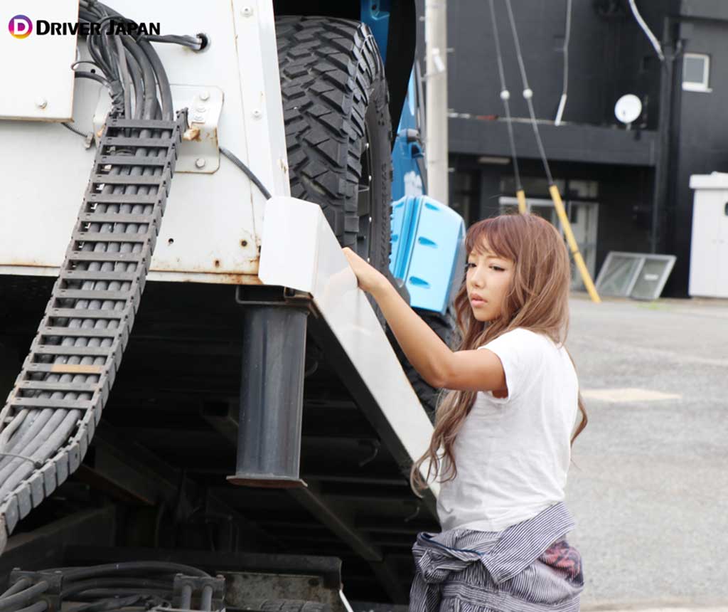 陸送用の車を載せ荷台の角度を調整するYAYOIちゃん