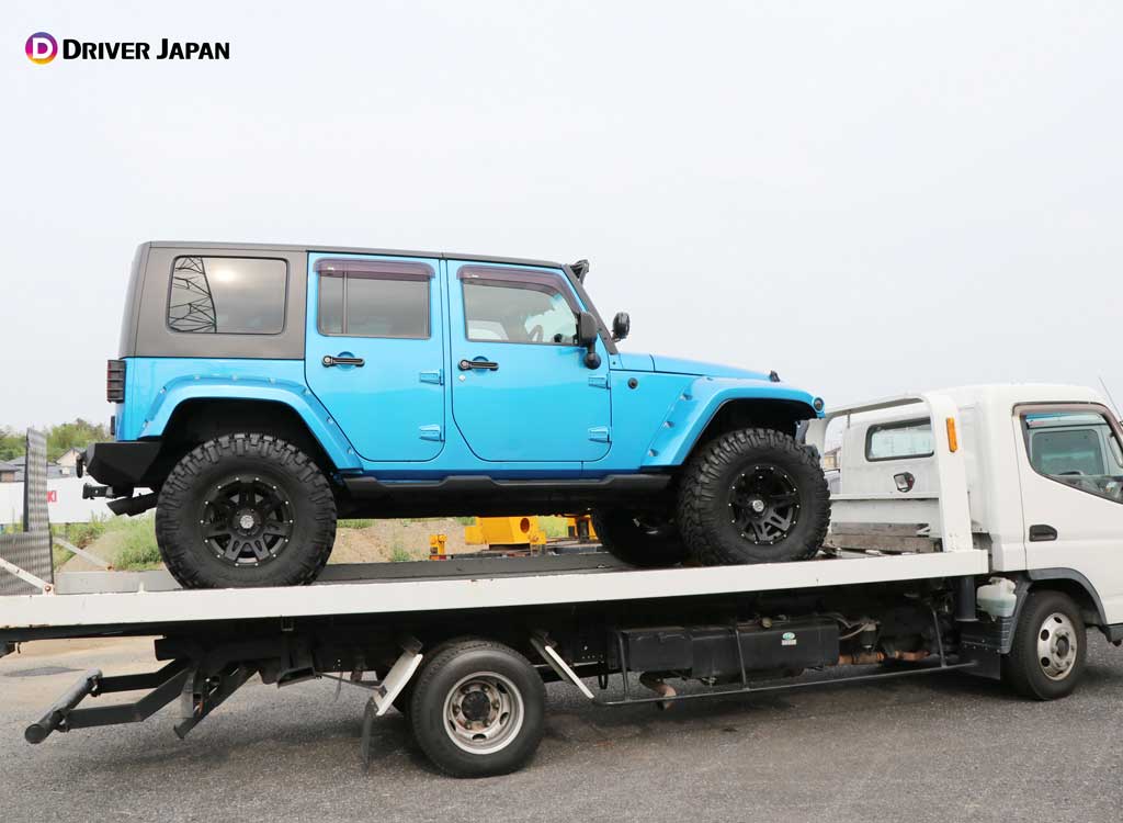 陸送用の車をトラックに載せたYAYOIちゃん