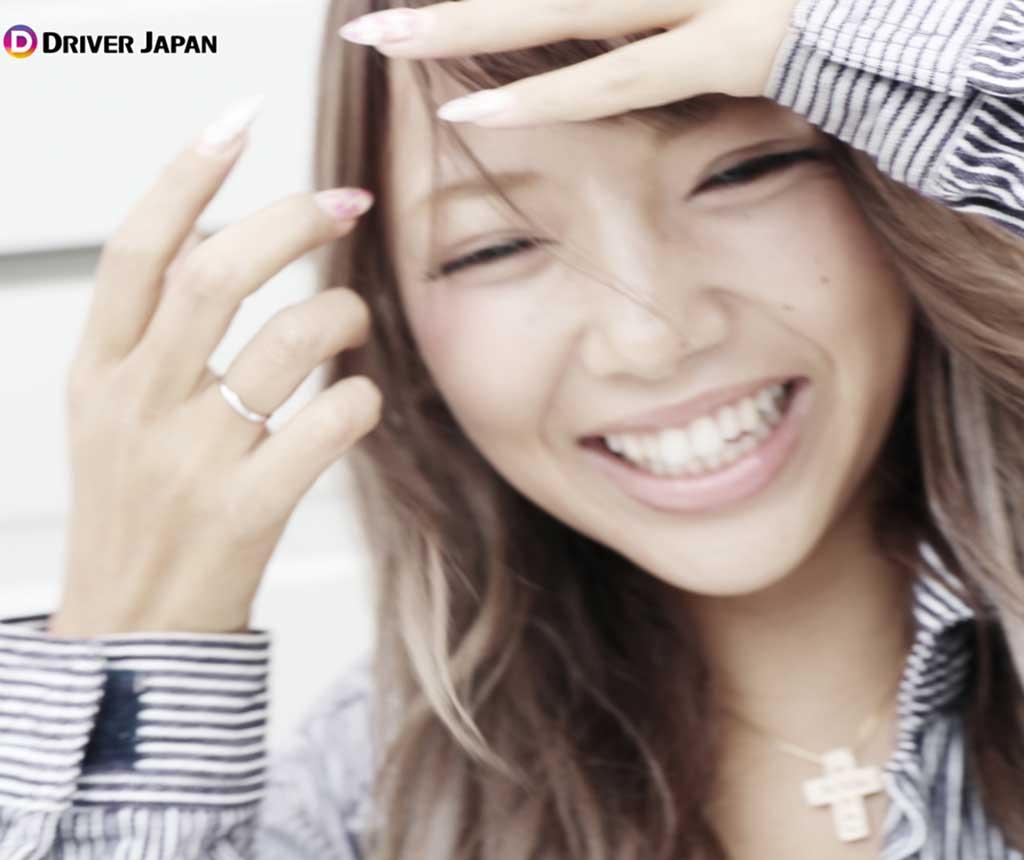 ツナギ姿で笑顔を浮かべるYAYOIちゃん