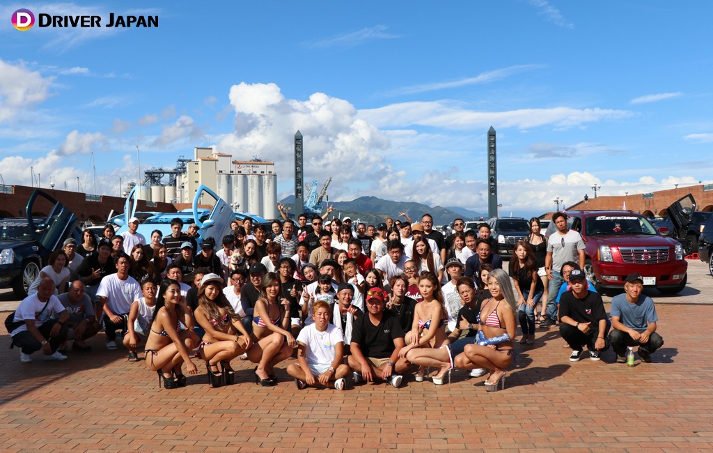 エスカレードオーナーとイベントスタッフで集合写真の撮影