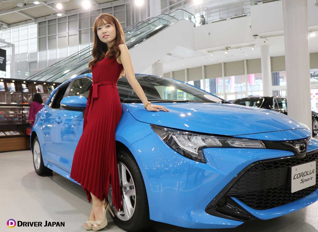 MEGAWEBでのトヨタシティショーケース内で撮影するYUIKAちゃん