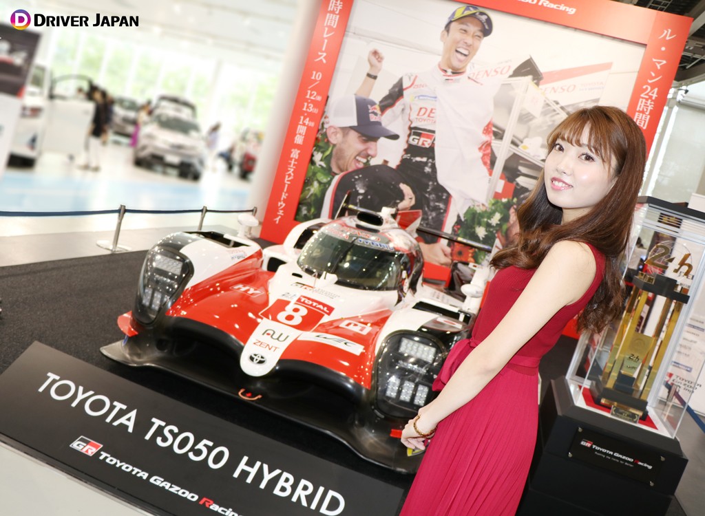 YUIKAちゃん、MEGAWEBのパブリックビューイング前に記念撮影