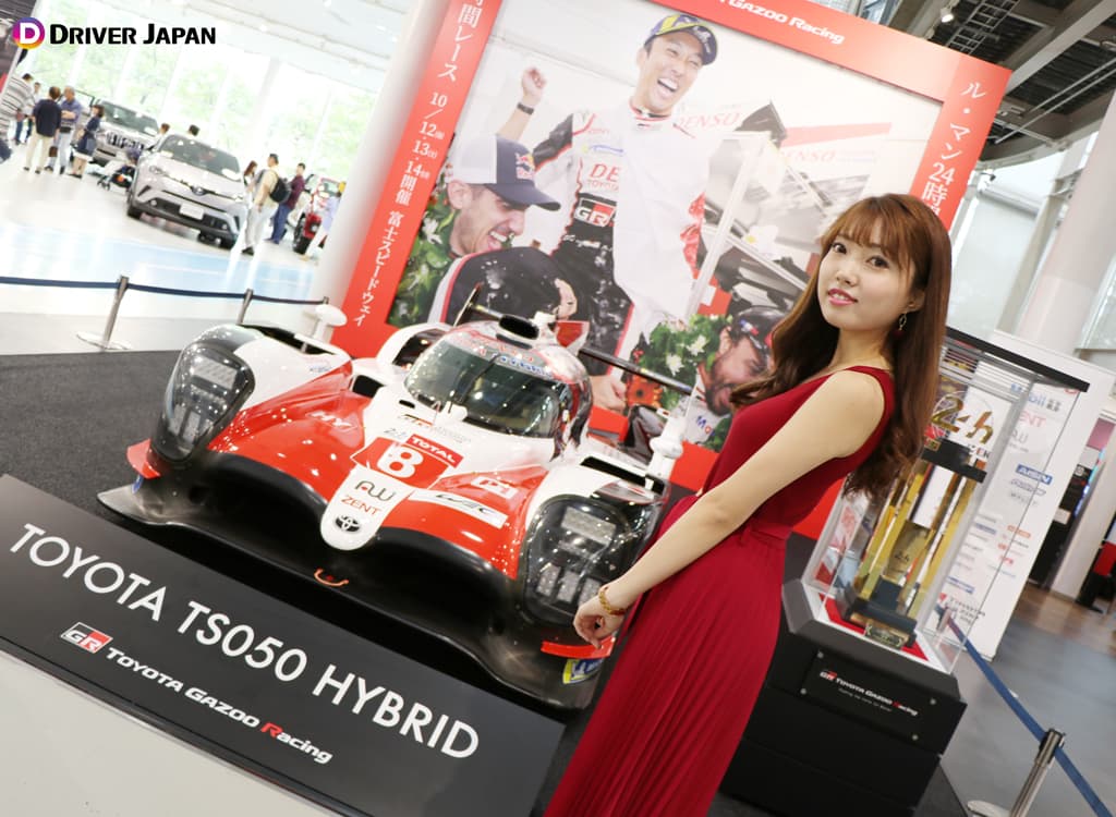 MEGAWEBのGRゾーンでTS050と撮影するYUIKAちゃん