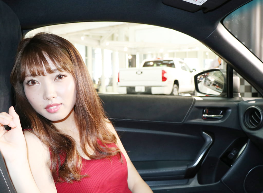 GRゾーンで展示されている86の助手席に乗るYUIKAちゃん