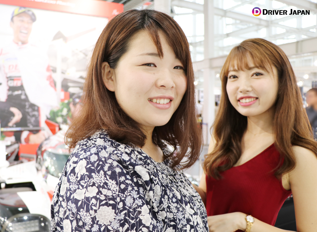 MEGAWEBで記念撮影するあっこちゃんとYUIKAちゃん